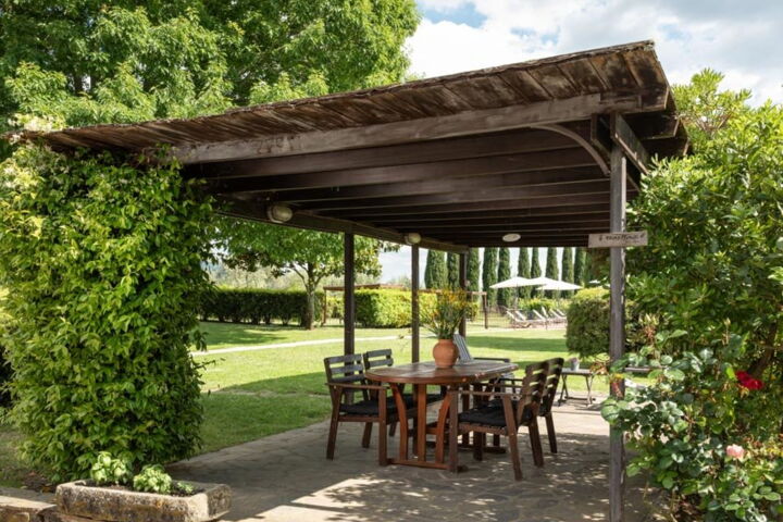 Agriturismo Casentino bei Florenz mit Pool Ferienwohnung Morellino Gartensitzplatz