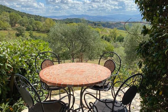 Toskana Agriturismo Relais di Paola mit Pool und Panoramablick zwischen Volterra und Meer Ferienwohnung Ciclamino Terrasse