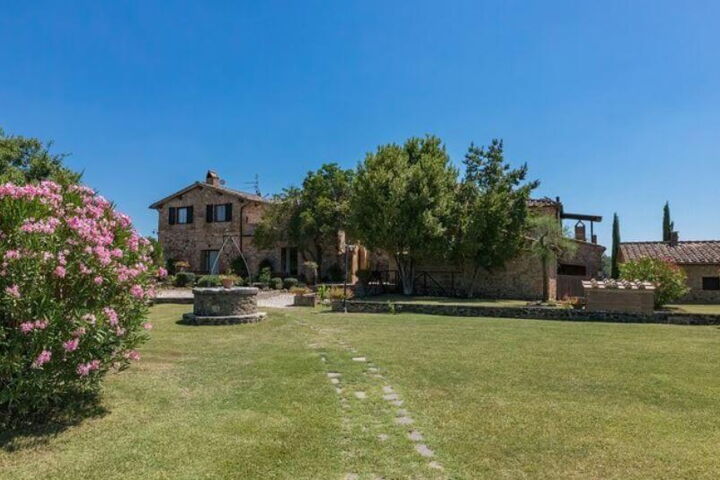 Villa Saracini Ferienhaus mit Pool Außenansicht