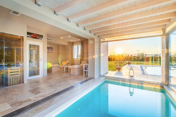 Villa Riunione für 13 Personen in der Toskana zwischen Florenz und Lucca mit Outdoor- und Indoor Pool