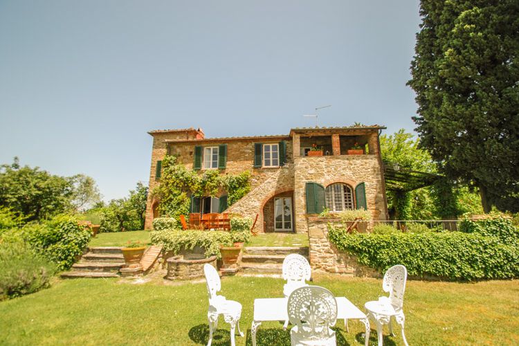 Toskana Ferienwohnung Roseto mit Terrasse und Pool bei Siena