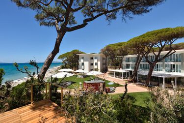 Meernahes Toskana Luxus Hotel Relais Pineta direkt am Strand mit Pool und Restaurant Hotelansicht