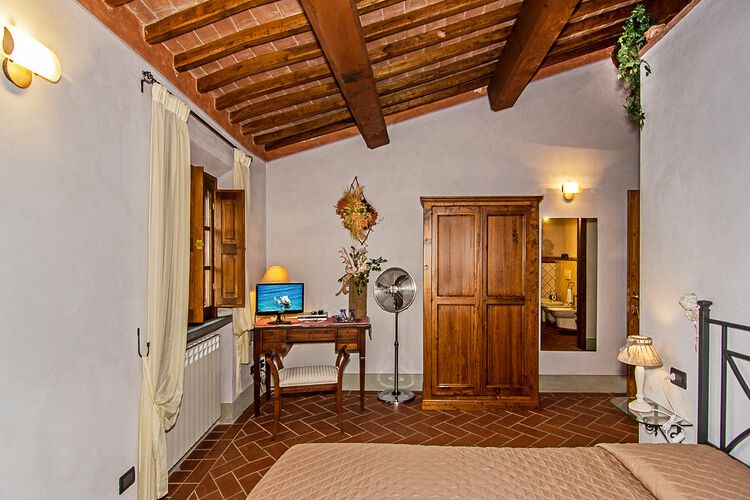 Doppelzimmer Nocciola im Toskana Weingut Valli Ferone mit Pool bei Pisa