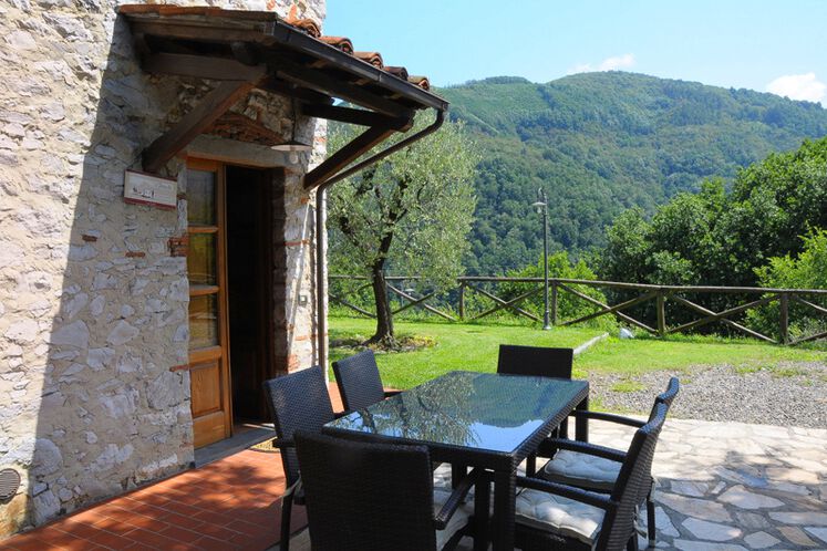 Ferienwohnung Zelinta in der Villa Panoramica mit Pool bei Lucca