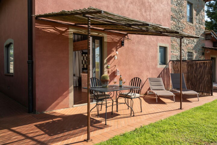 Toskana Ferienwohnung Olivaia Weingut Agriturismo Casentino mit Pool bei Florenz Terrassenplatz