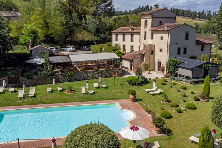 Toskana Hotel Antico Mulino mit Pool und Restaurant bei San Gimignano Pool und Gebäude