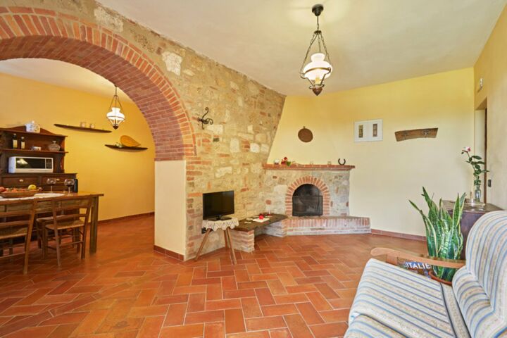 Ferienwohnung Perla im Agriturismo Lucullo in der Crete Senesi mit Pool und Restaurant Kamin