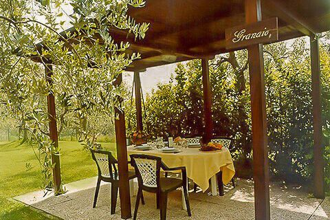 Ferienwohnung Granaio Agriturismo Villa Panconesi mit Pool bei San Gimignano Gartensitzplatz
