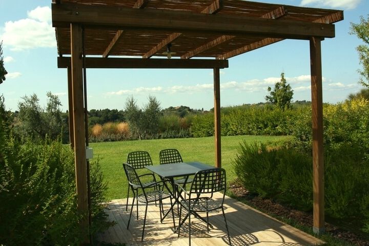 Ferienwohnung Camelia Toskana Weingut Poderenuovo bei Volterra mit Restaurant und Pool, Gartensitzplatz