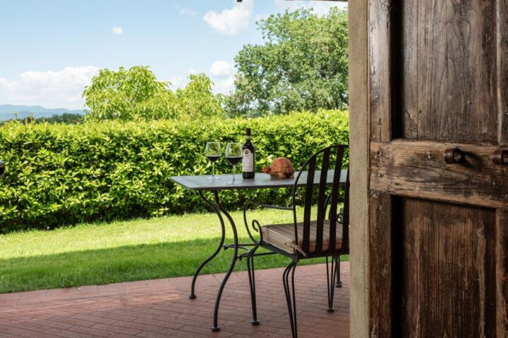 Ferienwohnung Vinsantaia Agriturismo Casentino Toskana Weingut mit Pool bei Florenz Blick auf die Terrasse