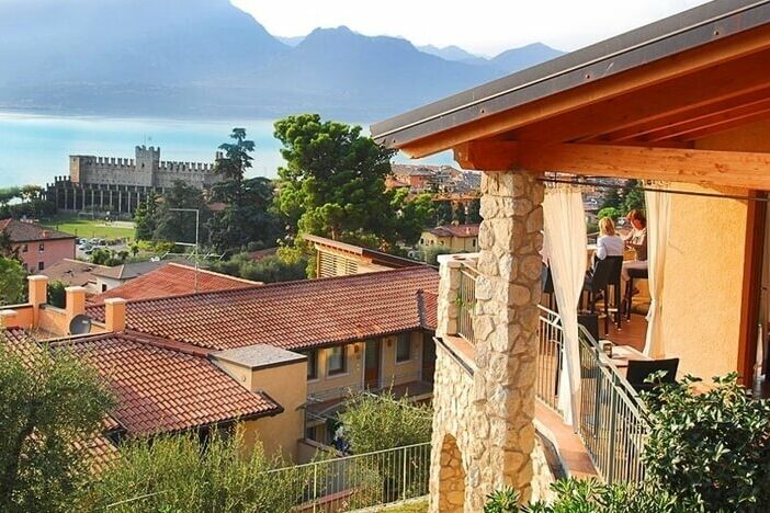 Landgut Ca` del Lago mit Pool und Seeblick Blick auf den Ort