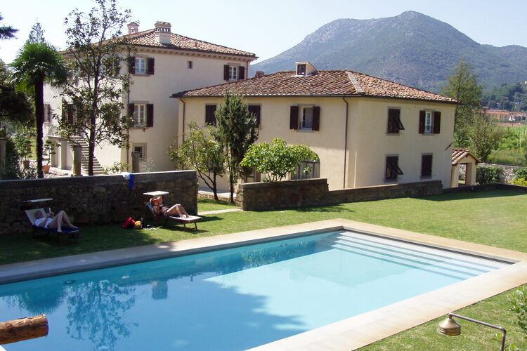 Doppelzimmer Deluxe mit Ausblick im Luxus Toskana Hotel La Villa mit Pool bei Lucca