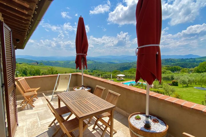 Toskana Agriturismo mit Pool und Panoramablick zwischen Volterra und Meer Ferienwohnung Gelsomino Terrasse