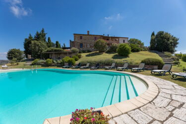 Toskana Agriturismo Aquila mit Pool und 3 Ferienwohnungen Gebäude und Pool