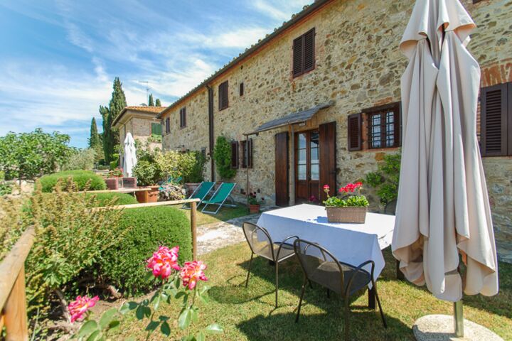 Toskana Weingut La Cantina mit Pool und Panorama, Ferienwohnung Il Granaio Gartensitzplatz