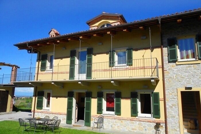 Herrlich restaurierte Ferienwohnungen im Landgut Bricco Torricella mit Pool im Piemont Terrassen