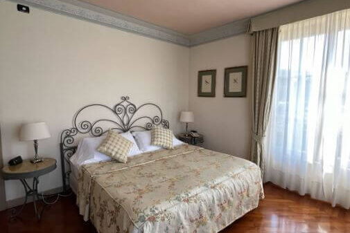 Doppelzimmer Deluxe mit Seeblick im Hotel Relais Mirabella