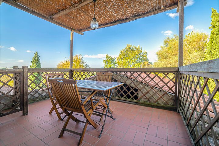 Ferienwohnung Tramontana Fattoria Fondacio Toskana Weingut mit Pool bei Florenz Terrasse 1
