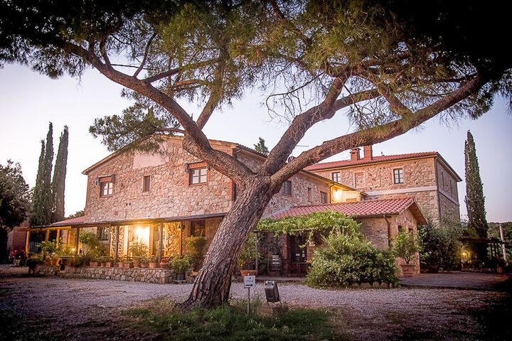 Toskana Agriturismo Weingut La Fonte Ferienwohnungen mit Pool und Frühstück Kochkurse