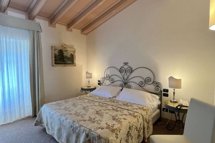 Doppelzimmer Classic mit Blick in Innenhof im Hotel Relais Mirabella
