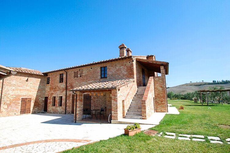 Toskana Ferienwohnung Arrotino Agriturismo Borgo Bacco überdachte Terrasse und Pool