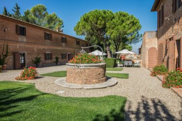 Campana Toskana Agriturismo mit Ferienwohnungen mit Pool und Tennis bei Siena Innenhof 1-1