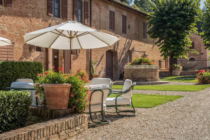 Ferienwohnung Civetta Toskana Agriturismo Campana mit Pool bei Siena Gartensitzplatz 2