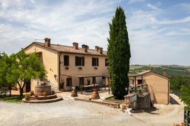 Agriturismo Lucullo Toskana Ferienwohnungen mit Pool und Restaurant in der Crete Senesi Außenbereich Außenansicht