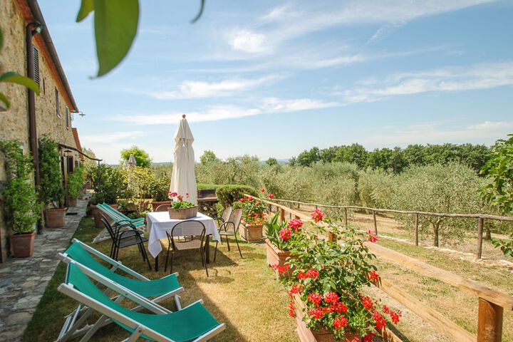 Toskana Weingut La Cantina mit Pool bei Siena Ferienwohnung Cantina Gartensitzplatz mit Panorama