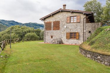 Villa Panoramica Ferienhaus: zwei Toskana Ferienwohnungen mit Pool bei Lucca