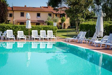 Toskana Weingut Agriturismo Casentino mit Ferienwohnungen und Pool bei Florenz Poolansicht