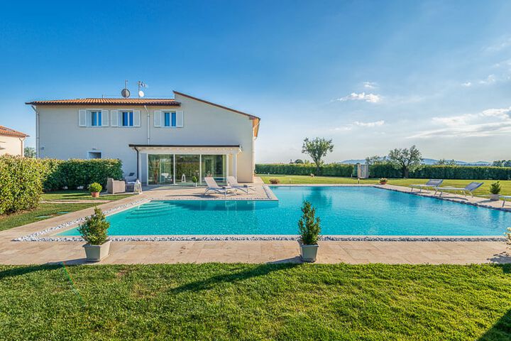 Villa Riunione Luxus Ferienhaus Nord-Toskana mit Indoor- und Outdoor-Pool Außenansicht