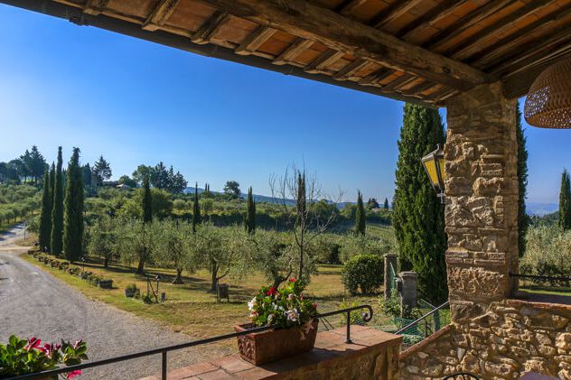 Toskana Weingut Sasso Storico im Chianti mit Pool und Panoramablick Ferienwohnung Portico Terrasse 2