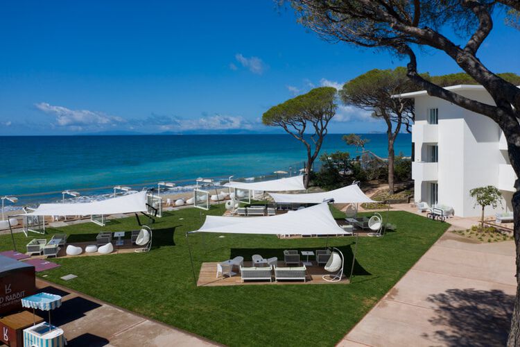 Doppelzimmer Komfort mit seitlichem Meerblick im Toskana Luxus-Hotel Relais Pineta mit Pool am Meer