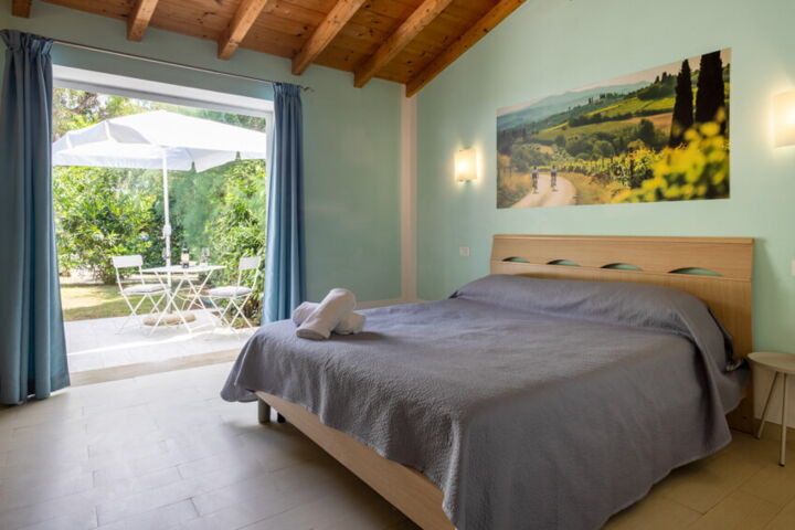 Moderne Doppelzimmer im Toskana Agriturismo Vicino al Mare in der Toskana mit Pool am Meer Doppelbett