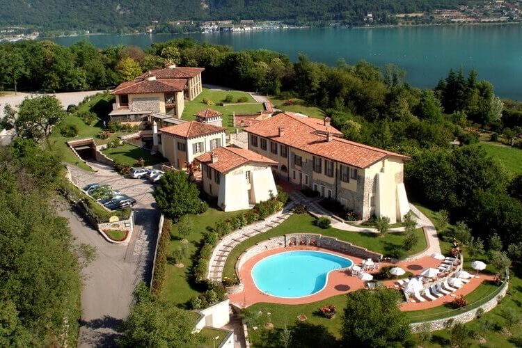 Doppelzimmer Panoramica mit Seeblick und Balkon im Hotel Relais Mirabella
