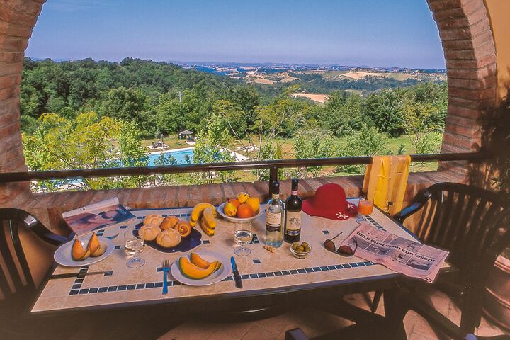 Ferienwohnung Galileo Residence San Lorenzo Toskana Weingut mit Pool, Frühstück Panoramaterrasse