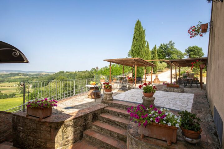 Agriturismo Lucullo mit Pool und Restaurant in der Crete Senesi Ferienwohnung Zaffiro Terrasse
