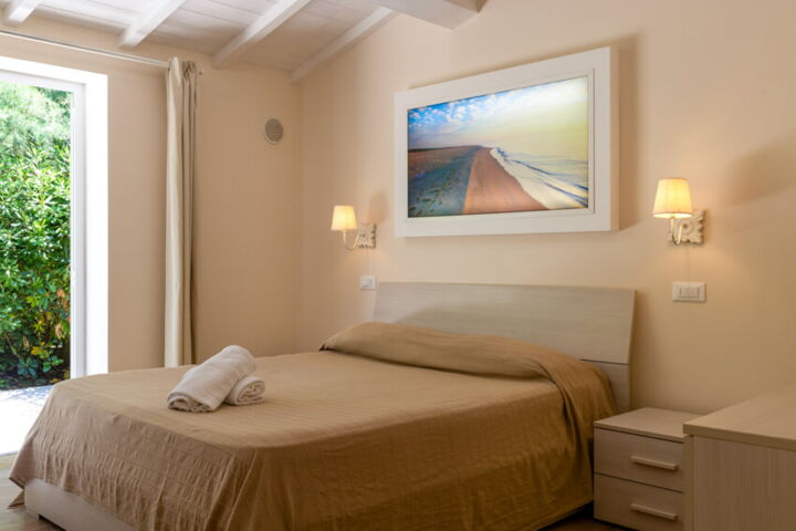 Moderne Doppelzimmer im Toskana Agriturismo Vicino al Mare in der Toskana mit Pool am Meer Schlafraum