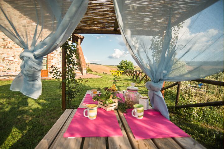 Toskana Bio Agriturismo Podere Campaini mit Pool Volterra Ferienwohnung Alche Gartensitzplatz