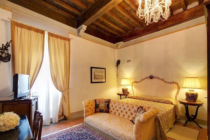 Stilvolles Superiorzimmer Bonsi im Hotel Villa Reggia in der Toskana