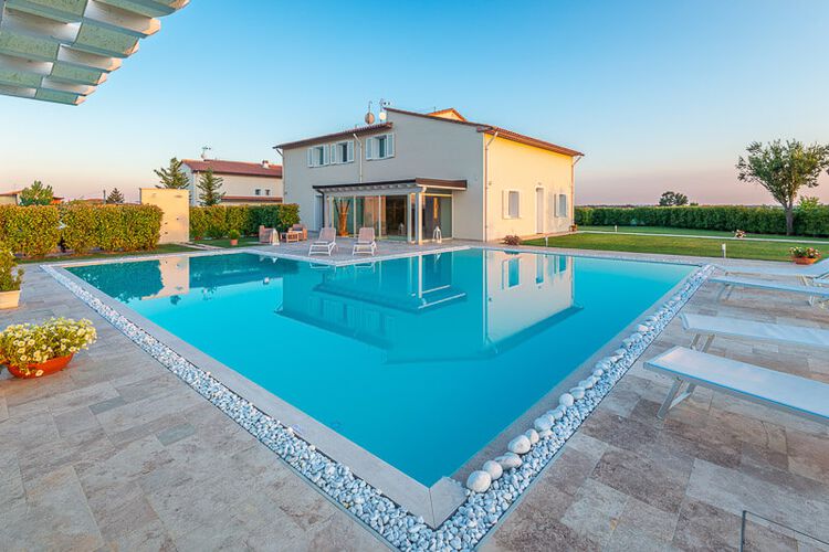 Villa Riunione für 13 Personen in der Toskana zwischen Florenz und Lucca mit Outdoor- und Indoor Pool