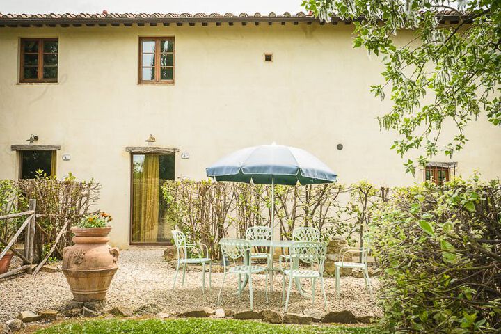 Toskana Agriturismo Weingut mit Pool Restaurant San Gimginano Ferienwohnung Orcia Terrasse