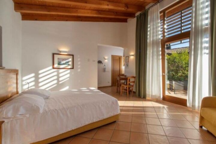 Ferienwohnung Monolocale mit Seeblick im Landgut Ca' del Lago mit Pool