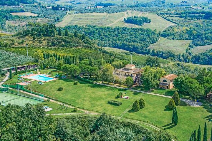 Toskana Agriturismo mit Pool und Ferienwohnungen Region San Gimignano kinderfreundlich Luftbild