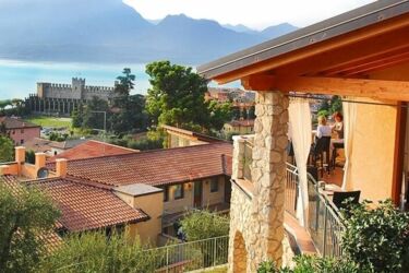 Landgut Ca` del Lago mit Pool und Seeblick Blick auf den Ort