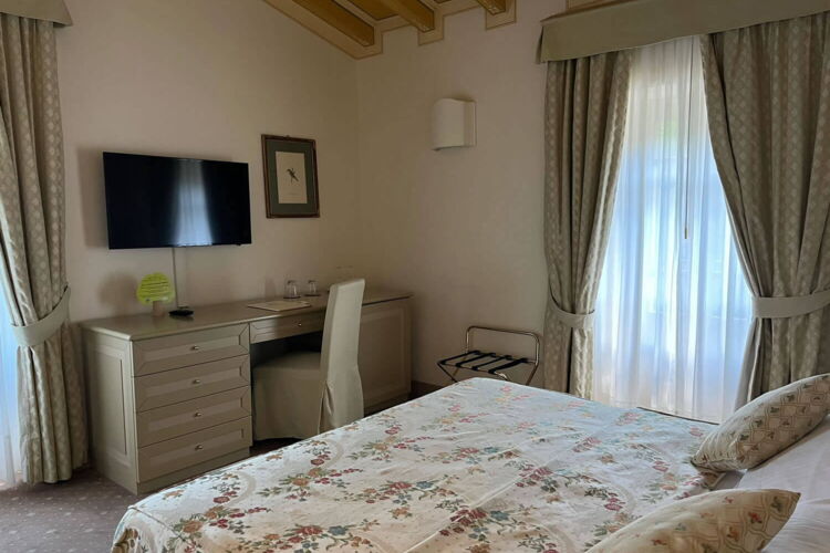 Doppelzimmer Classic mit Blick in Innenhof im Hotel Relais Mirabella