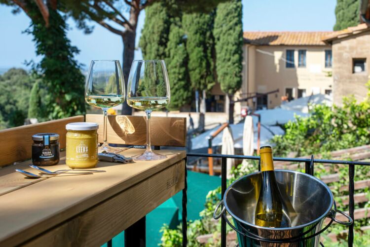 Toskana Ferienwohnung Bolgheri im Ort mit Meerblick vom Balkon