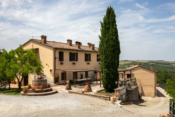 Agriturismo Lucullo Toskana Ferienwohnungen mit Pool und Restaurant in der Crete Senesi Außenbereich Außenansicht