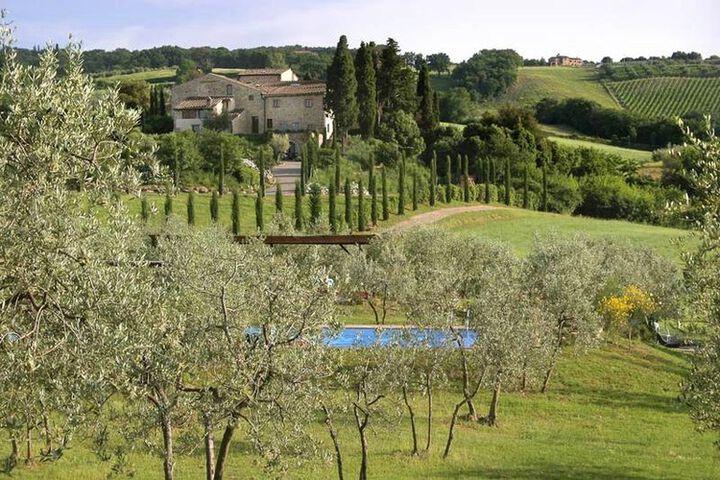 Gehobenes Toskana Weingut Atmosfera mit Pool und Restaurant bei den Casciano Thermen Panorama